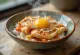 Oyakodon met kimchi en mayonaise geserveerd met ei en rijst