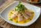 Tiradito met ají amarillo-saus, verse vis, gegarneerd met koriander en limoen