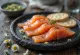 Gravlax met kamille, verse zalmfilet, geserveerd op een elegant bord