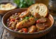 Gumbo met paprika, rijk kipgerecht geserveerd met paprika en worst