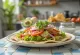 Lahmacun met salade, geserveerd met vers deeg en kruidige vleesvulling