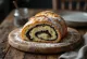 Maanzaad-vanille stollen in plakjes, bestrooid met poedersuiker