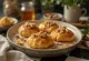 Amerikaanse kaneel-walnoot dumplings geserveerd