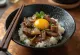 Onsen Tamago op varkensvleesbowl, met verse koriander
