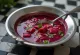 Rasam met rode biet geserveerd met verse koriander