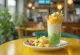 Cendol met gemengd fruit, vers fruit en ijsblokjes