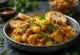 Pav bhaji khada-stijl, geserveerd met rijke groenten en rode linzen in een kom