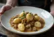 Haggis gnocchi, een heerlijk gerecht geserveerd met romige roomsaus en verse rozemarijn