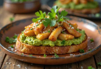 Toast met kip, met avocado guacamole, geserveerd op geroosterd brood