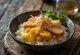 Katsudon gevuld met takuan geserveerd met knapperige kip en verse groenten