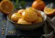 Melomakarona koekjes doordrenkt met honing-sinaasappelsiroop, geserveerd op een schaal