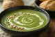 Vegan broccoli-crèmesoep geserveerd met geroosterde zonnebloempitten