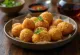 Akara met maïsmeel, zwarte bonenballetjes, mooi goudbruin gebakken