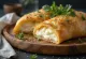 Goudbruin gebakken calzone met schapenkaas