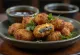 Pempek kulit, visvariaties met vissenhuid, knapperig gebakken op een bord