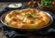 Verse Bhature geserveerd met yoghurt en Indiase kruiden