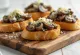Bruschetta met paddenstoelen en knoflook geserveerd op knapperig brood