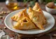 Samosa met walnoot en rozijnen geserveerd