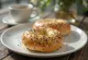 Vers gebakken bagels met maanzaad en vanille
