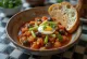 Caponata in Catanese stijl geserveerd met gebakken aubergine, selderij en olijven
