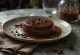 Flan met chocolade, geserveerd met karamelsaus