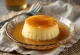 Klassieke flan, geserveerd met karamelsaus