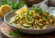 Courgette buddha bowl met quinoa en verse groenten.