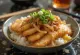 Katsudon met gebakken ei, geserveerd met krokante kip en ei