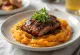 BBQ-varkensprocureur met zoete aardappelpuree geserveerd met verse peterselie