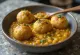 Litti balletjes geserveerd met kruidige chokha