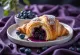 Versgebakken croissants met blauwe bessen