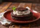 Kwark-chocoladetaart versierd met chocoladeschaafsel en kwarkrepen