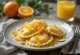 Zoete ravioli met honing en gekonfijte sinaasappel geserveerd