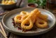 Cakwe met zoete sojasaus, geserveerd met gebakken deeg en sesamzaad