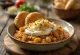 Misal pav met dahi (yoghurt), geserveerd met pav broodjes en verse koriander