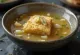 Caldillo met knoflook geserveerd met vers brood