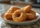 Kaneel-appelbeignets geserveerd