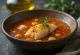 Psarosoupa verrijkt met olijfolie, rijke vissoep geserveerd met verse olijfolie en citroensap