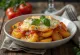 Parmigiana met gebakken aardappelen, gelaagd met aubergine en kaas, gebakken in tomatensaus