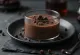 Chocolade panna cotta versierd met bessen en chocoladeschaafsel