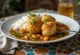 Haggis katsu curry stijl, in krokant jasje gebakken plakjes geserveerd met currysaus