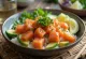 Poké bowl met zalm, verse groenten op rijst, gegarneerd met koriander.