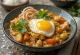 Oyakodon met curry en groenten op een bord, met ei en groenten