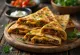 Haggis quesadilla, goudbruin gebakken tortilla, gevuld met groenten en kaas