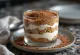 Tiramisu-parfait geserveerd