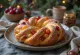 Vers gebakken Mexicaanse Rosca de Reyes kerstkrans