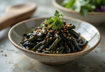 Verse kombu salade geserveerd, bestrooid met sojasaus en sesamzaad