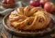 Kringle met appel-kaneelvulling, vers gebakken, goudbruin deeg