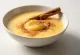 Curau met gecondenseerde melk, geserveerd met kaneel en romige textuur