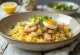 Klassieke Kedgeree met gerookte makreel, combinatie van ei en rijst